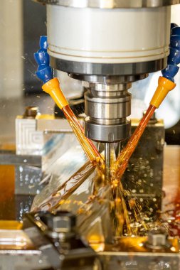 Dikey sahne CNC değirmen makinası yağ soğutma metoduyla küf parçalarını kesiyor. CNC makine merkezi tarafından üretilen kalıp ve ölüm süreci.