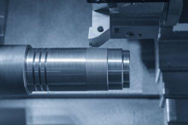 CNC torna makinesi metal şaft parçalarını kesiyor. CNC dönüşüm makinesinin yüksek teknolojili metal işlemesi .