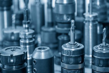 CNC değirmen makinesi için kullanılan kesme aletleri grubunun yakın çekim sahnesi. Makine merkezi için kesme aracı.