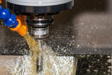 CNC değirmen makinesinin yakın çekim sahnesi, küf parçalarını yağ soğutma metoduyla kesiyor. CNC makine merkezi tarafından üretilen kalıp ve ölüm süreci.