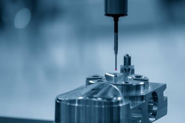 Alüminyum parçaları ölçen CMM makinesi. Çoklu eksen CMM makinesi ile otomotiv parçalarının kalite kontrolü.