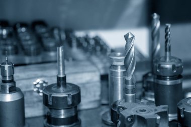 CNC değirmen makinesi için kullanılan kesme aletleri grubunun yakın çekim sahnesi. Makine merkezi için kesme aracı.
