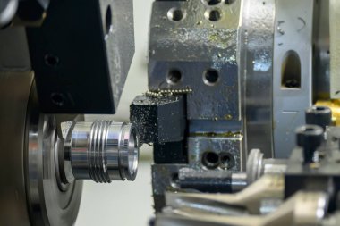 Çoklu görev yapan CNC torna makinesi İsviçre tipi iplik metal boru parçalarını kesiyor. CNC dönüşüm makinesiyle çalışan yüksek teknoloji metali.