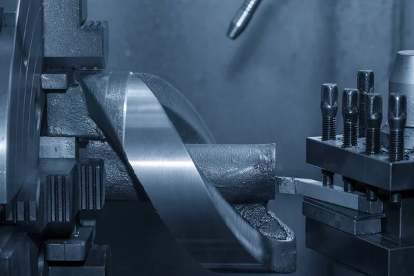 旋盤機械は 鋳鉄部品を旋盤工具で切断しました 回転機械による金属加工工程 — ストック写真