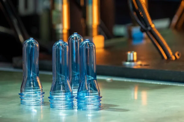 Närbild Scen Grupp Förform Pet Flaskprodukter Råvaran För Tillverkning Plastflaskor — Stockfoto