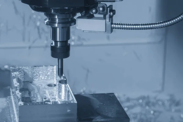 Die Cnc Fräsmaschine Schrägt Aluminiumteil Für Aluminiumteil Schneiden Von Formteilen — Stockfoto