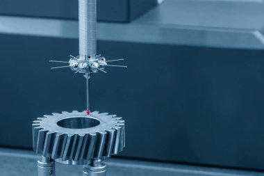 Modüler dokunmatik sonda, dişli parçalarını kontrol ediyor. CMM probu ile otomotiv parçalarının kalite kontrolü.