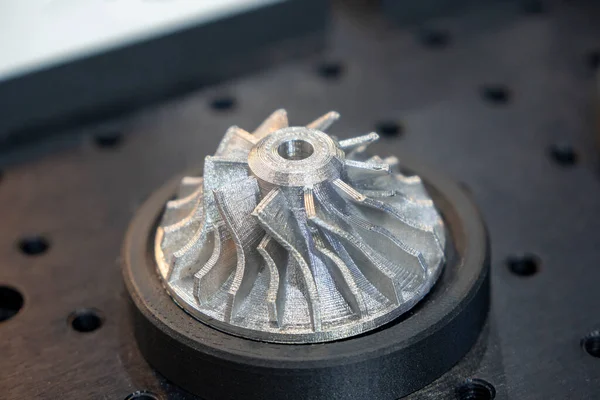 高科技金属3D打印涡轮零件 快速原型制造概念中的汽车零部件样本 — 图库照片