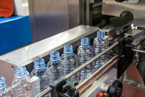 Nahaufnahme Der Leeren Trinkwasserflaschen Auf Dem Förderband Für Den Abfüllprozess — Stockfoto