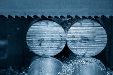 Bant, metal şaft parçalarını kesen kesme makinesini gördü. Endüstriyel amaç için makine aracı.