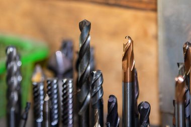 CNC değirmen makinesi için kullanılan kesme aletleri grubunun yakın çekim sahnesi. Makine merkezi için kesme aracı.