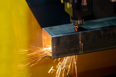 Fiber lazer kesme makinesi paslanmaz çelik kare tüpü kesti. Lazer kesme makinesinin yüksek teknoloji metal üretim süreci.. 