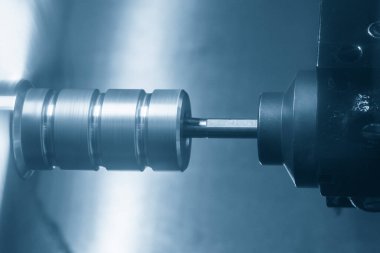 Torna makinesi, torna tezgahlarıyla metal parçalarını kesmeye başladı. Makineyi döndürerek metal işleme süreci.