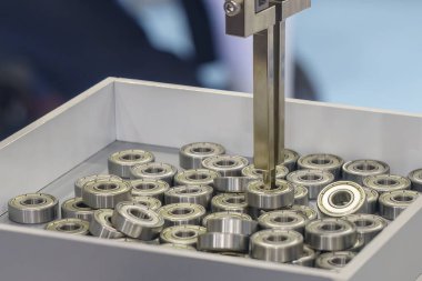 Yuvarlanan parçaları tutan otomatik robotik kol. Otomotiv montaj fabrikasında robotik sistemin yüksek teknoloji madde işleme süreci. 