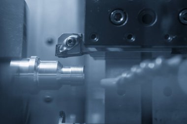 CNC torna makinesi metal çivi parçalarının sonunda iplik kesiyor. CNC dönüşüm makinesinin yüksek teknolojili metal işlemesi .