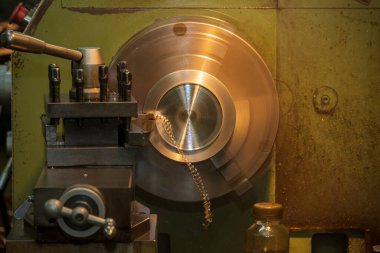 Torna makinesi pirinç parçaları torna araçları ile kesti. Makineyi döndürerek metal işleme süreci.