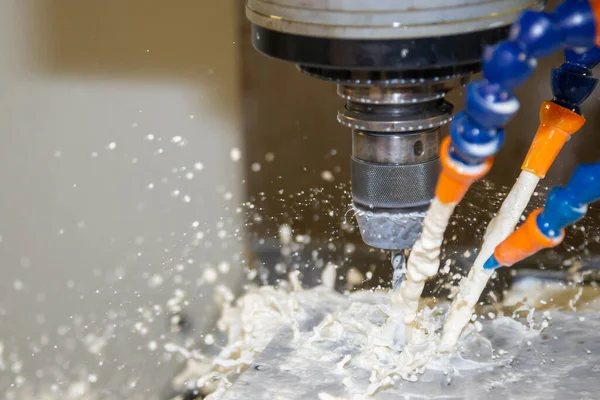 CNC değirmen makinesi sıvı soğutucu metoduyla küf parçalarını kesiyor. CNC makine merkezi tarafından üretilen kalıp ve ölüm süreci.