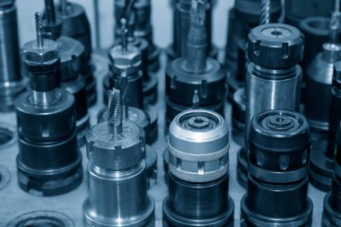 CNC değirmen makinesi için kullanılan kesme aletleri grubunun yakın çekim sahnesi. Makine merkezi için kesme aracı.