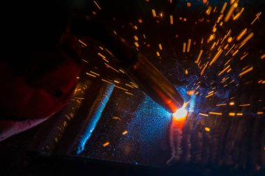 Kaynak işlemini kıvılcım ışığıyla kapat. İnşaat işi konsepti.