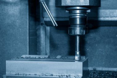 CNC değirmen makinesi, enjeksiyon küf parçalarını indekslenebilir araçlarla kesiyor. Kalıplar ve ölüm üretim süreci, son değirmen araçları ile makine merkezi tarafından.