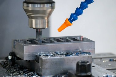 CNC değirmen makinası enjeksiyon küf parçalarını indekslenebilir araçlarla kesiyor. Kalıplar ve ölüm üretim süreci, son değirmen araçları ile makine merkezi tarafından.