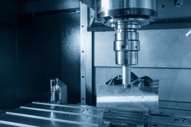 CNC değirmen makinesi, enjeksiyon küf parçalarını indekslenebilir araçlarla kesiyor. Kalıplar ve ölüm üretim süreci, son değirmen araçları ile makine merkezi tarafından.