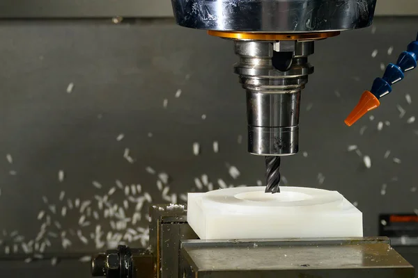 Die Cnc Fräsmaschine Schneidet Das Materialteil Aus Nylon Mit Einem Stockbild