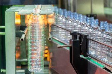 İçme suyu üretim sürecinin soyut sahne yüksek teknolojisi. Taşıma bandındaki boş içme suyu şişelerini doldurmak için.. 