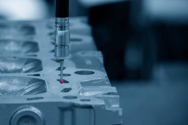 Alüminyum parçaları ölçen çok eksenli CMM makinesi. Çoklu eksen CMM makinesi ile otomotiv parçalarının kalite kontrolü