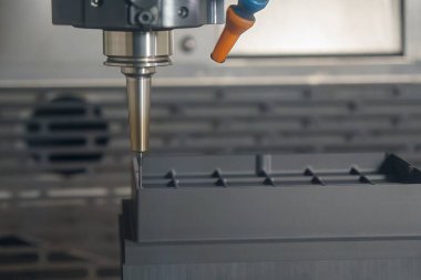 CNC değirmen makinesi, grafit elektrot parçalarını sert top değirmeniyle kesiyor. CNC makine merkezi tarafından üretilen kalıp ve ölüm süreci.
