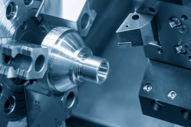 CNC torna makinesi metal çivi parçalarının sonunda iplik kesiyor. CNC dönüşüm makinesinin yüksek teknolojili metal işlemesi .