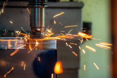 CNC değirmen makinesinin kötü kesme durumu. Makine merkezinin kaba kesim süreci.