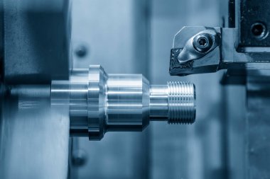 CNC torna makinesi metal çivi parçalarının sonunda iplik kesiyor. CNC dönüşüm makinesinin yüksek teknolojili metal işlemesi .