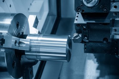 CNC torna makinesi metal şaft parçalarını kesiyor. CNC dönüşüm makinesinin yüksek teknolojili metal işlemesi .