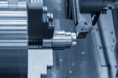 CNC torna makinesi metal şaft parçalarını kesiyor. CNC dönüşüm makinesinin yüksek teknolojili metal işlemesi .