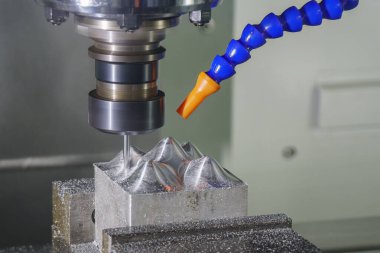 CNC Değirmen Makinesi enjeksiyon örneklerini sert top değirmeni aletleriyle kesiyor. Kalıplar, sert top değirmeni ile makine merkeziyle kesme işlemi yapıyor.