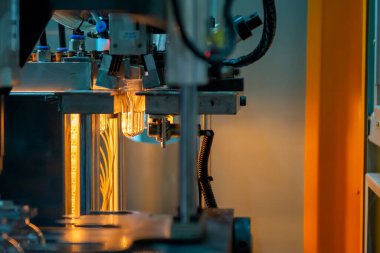 Küf makinesiyle içme suyu üretme işlemi. Plastik şişe üfleme makinesi operasyonu..