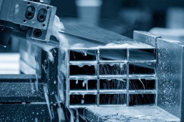 Bant kesme makinesi, metal karenin parçalarını soğutucu metoduyla kesiyor. Endüstriyel amaç için makine aracı.