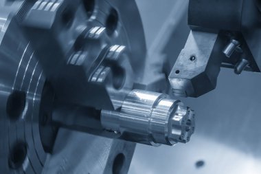 CNC torna makinesi metal şaft parçalarını kesiyor. CNC dönüşüm makinesinin yüksek teknolojili metal işlemesi .