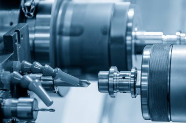 Çoklu görev yapan CNC torna makinesi haznesi kule öğüterek metal şaft parçalarını kesiyor. CNC dönüşüm makinesiyle çalışan yüksek teknoloji metali.