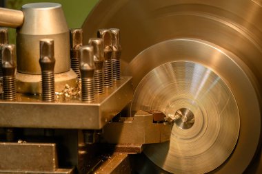 Torna makinesi pirinç parçaları torna araçları ile kesti. Makineyi döndürerek metal işleme süreci.