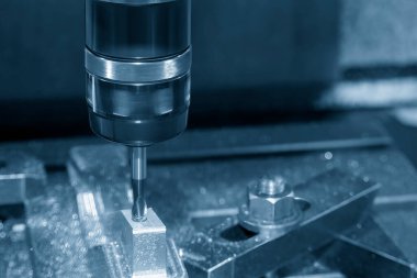 CNC Değirmen Makinesi enjeksiyon örneklerini sert top değirmeni aletleriyle kesiyor. Kalıplar, sert top değirmeni ile makine merkeziyle kesme işlemi yapıyor.