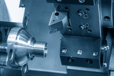 CNC torna makinesi metal çivi parçalarının sonunda iplik kesiyor. CNC dönüşüm makinesinin yüksek teknolojili metal işlemesi .