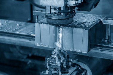 Kablo EDM makinesinin kalıpları kestiği yakın çekim sahnesi. Zar atma işlemi CNC programı tarafından kablo kesme makine kontrolü ile kesme işlemi.