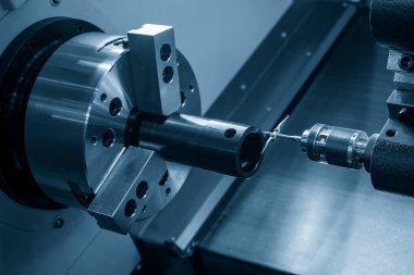 Modüler dokunmatik sonda CNC torna makinesindeki tüp parçalarını kontrol ediyor. Parçaları CMM sondasıyla döndürmenin kalite kontrolü.