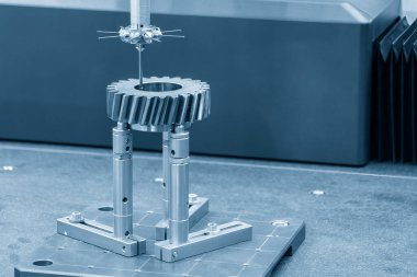 Modüler dokunmatik sonda, dişli parçalarını kontrol ediyor. CMM probu ile otomotiv parçalarının kalite kontrolü.