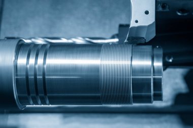 CNC torna makinesi metal şaft parçalarını kesiyor. CNC dönüşüm makinesinin yüksek teknolojili metal işlemesi .