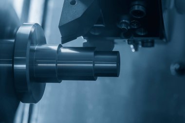 CNC torna makinesi metal şaft parçalarını kesiyor. CNC dönüşüm makinesinin yüksek teknolojili metal işlemesi .