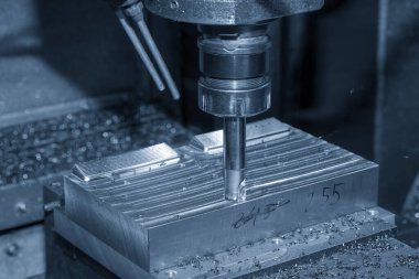 CNC değirmen makinesi, enjeksiyon küf parçalarını indekslenebilir araçlarla kesiyor. Kalıplar ve ölüm üretim süreci, son değirmen araçları ile makine merkezi tarafından.