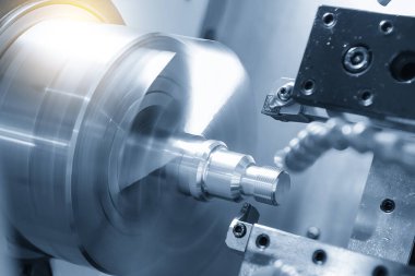 CNC torna makinesi metal çivi parçalarının sonunda iplik kesiyor. CNC dönüşüm makinesinin yüksek teknolojili metal işlemesi .